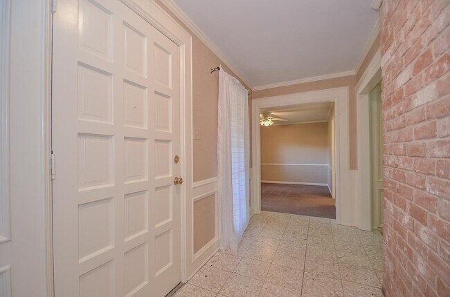 Building Photo - 10711 Sandy Shoals Dr