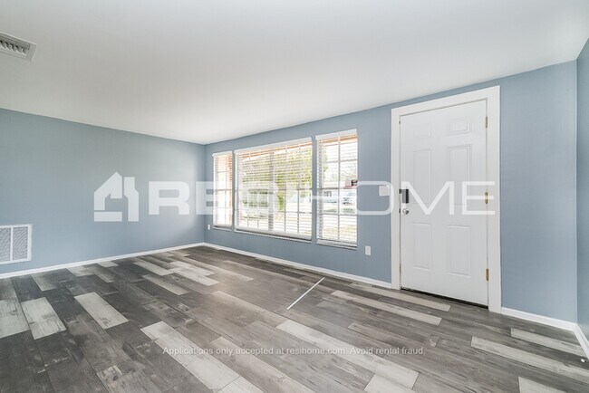 Foto del edificio - HOME FOR RENT!