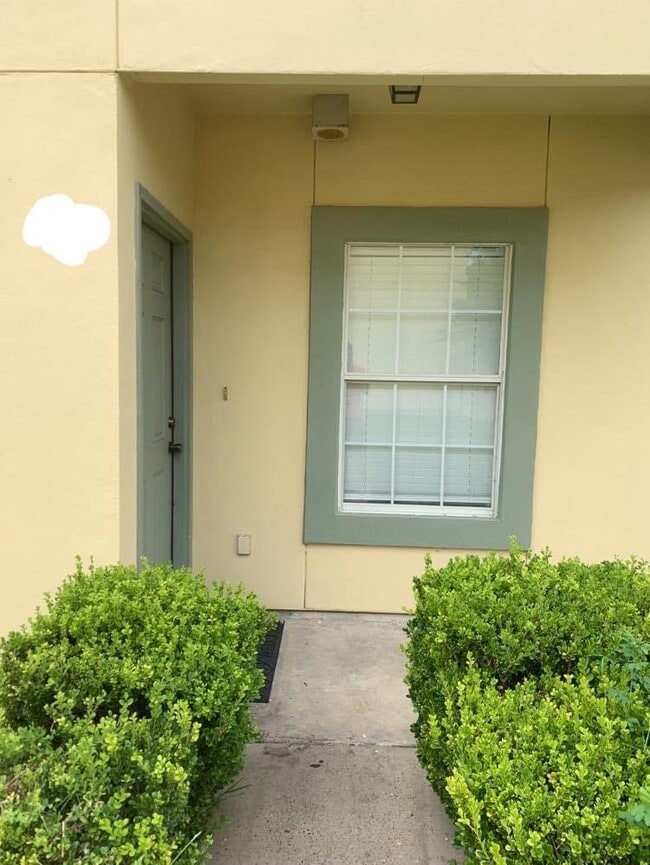 Building Photo - 1000 Ranchway Dr