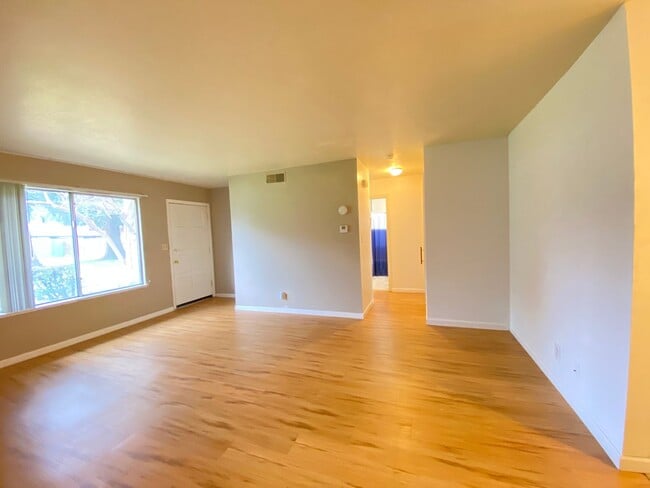 Building Photo - Cute 2 Bedroom Condo