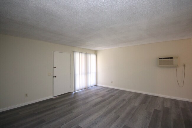 Building Photo - 531 E Chevy Chase Dr