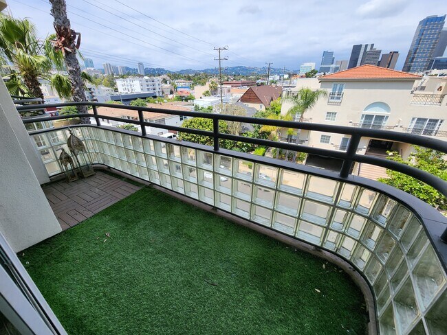 Foto del edificio - 1819 Holmby Ave
