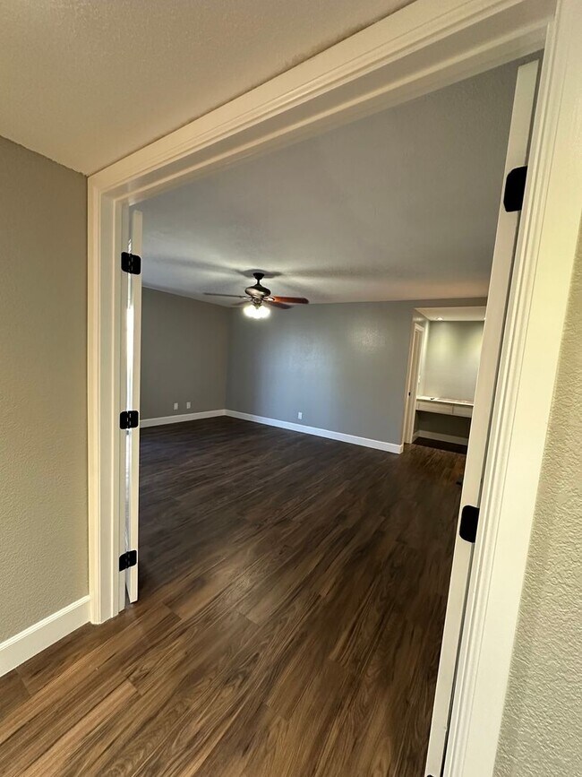 Foto del edificio - Huge 2 Bedroom 2 Bath Available For Immedi...