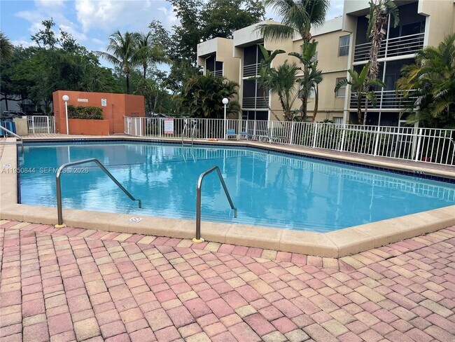 Foto del edificio - 4235 N University Dr