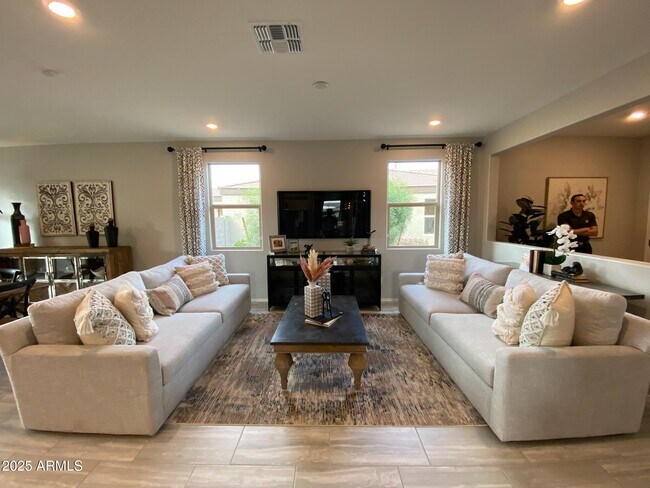 Foto del edificio - 2909 N Rosewood Ave