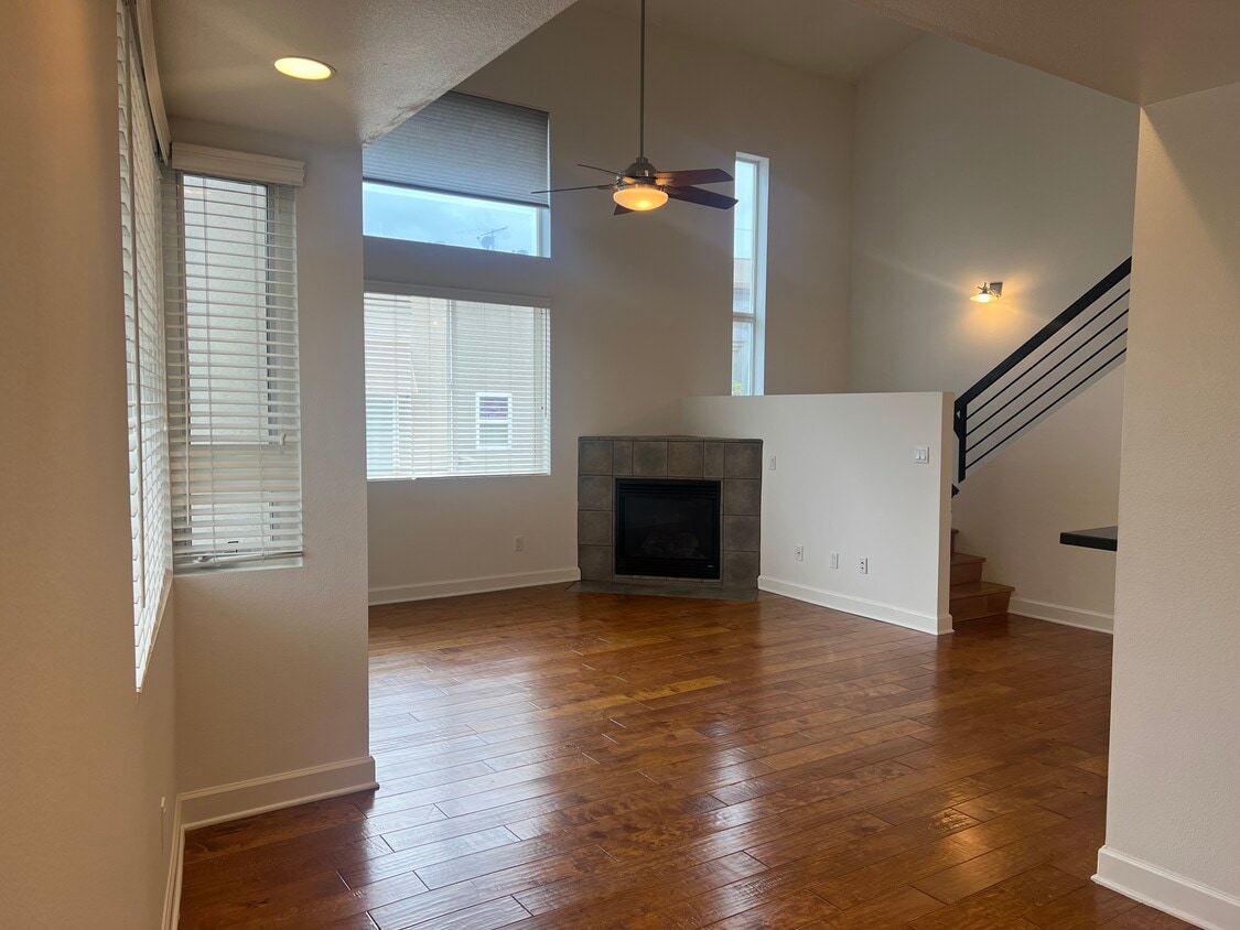 Primary Photo - 14907 Moorpark St