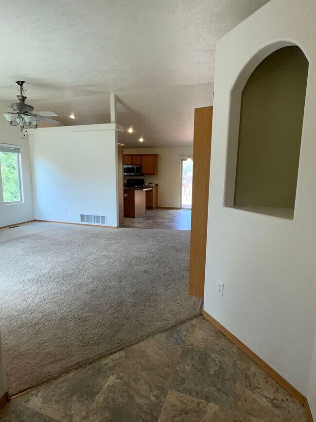 Foto del edificio - Spacious 4-Bedroom, 3-Bathroom House for Rent