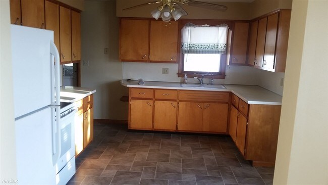 Building Photo - 2 br, 1 bath Duplex - 605 Pine Street
