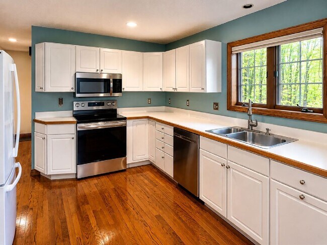 Building Photo - GORGEOUS 3 BEDROOM HOME ON WEST SIDE OF TRAVERSE CITY