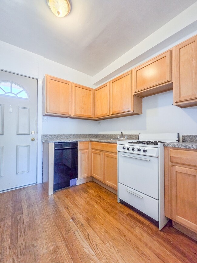 Building Photo - 1426 W Farwell Ave