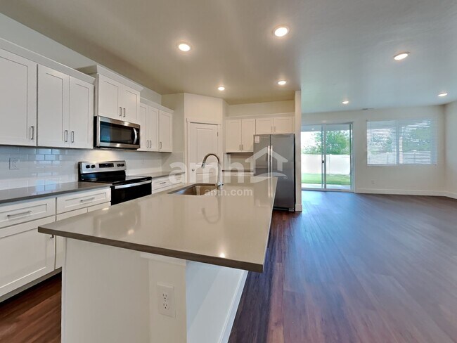 Building Photo - 1400 N Alderleaf Ave