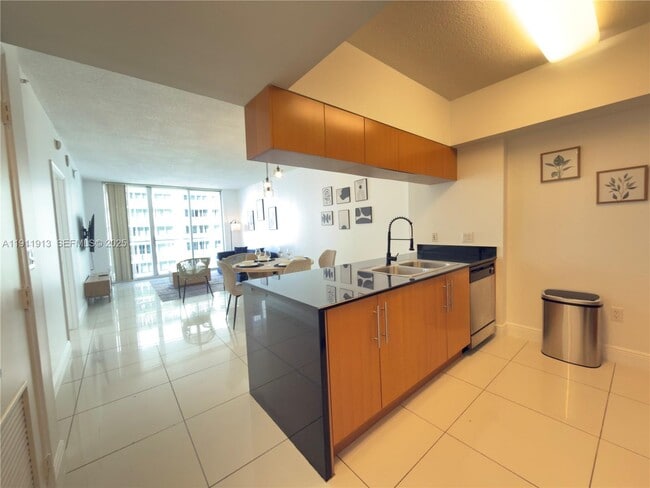 Building Photo - 1750 N Bayshore Dr