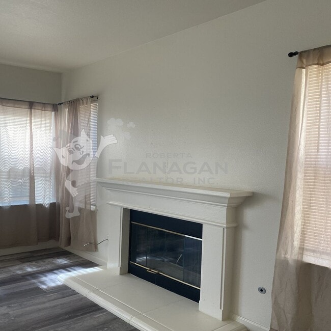 Building Photo - 3 Bedroom/2.5 bathroom home