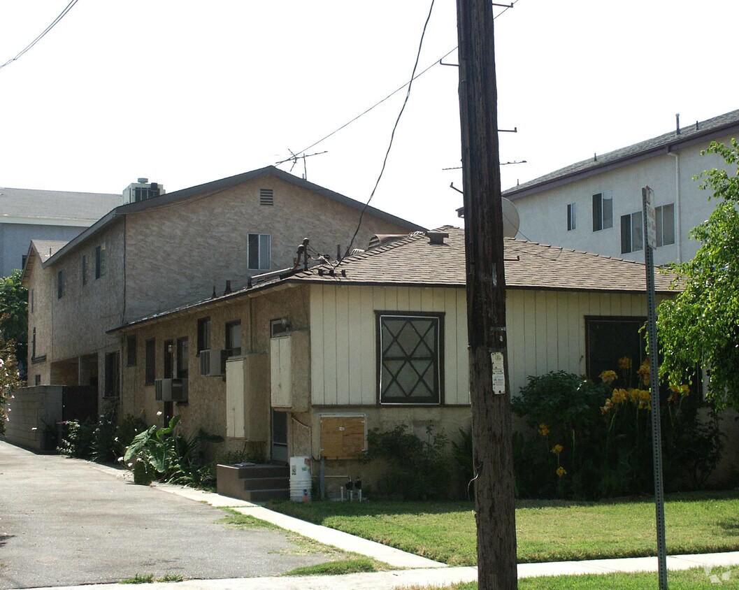 Building Photo - 5252-5254 1/2 Cartwright Ave