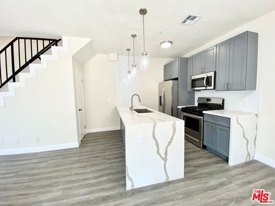 Foto principal - 6941 Hazeltine Ave