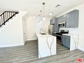 Building Photo - 6941 Hazeltine Ave