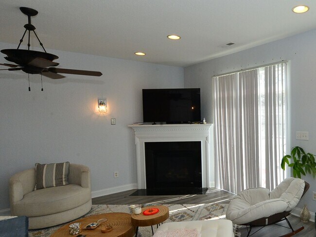 Building Photo - Beautiful Townhome/condo