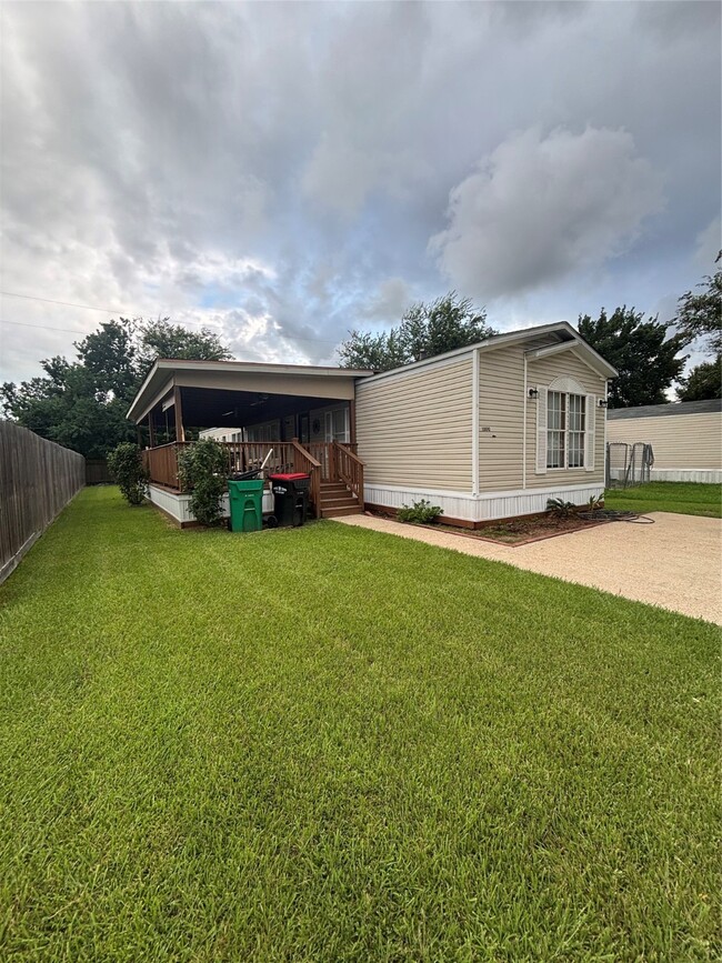 Building Photo - 10010 Cedar Landing Dr