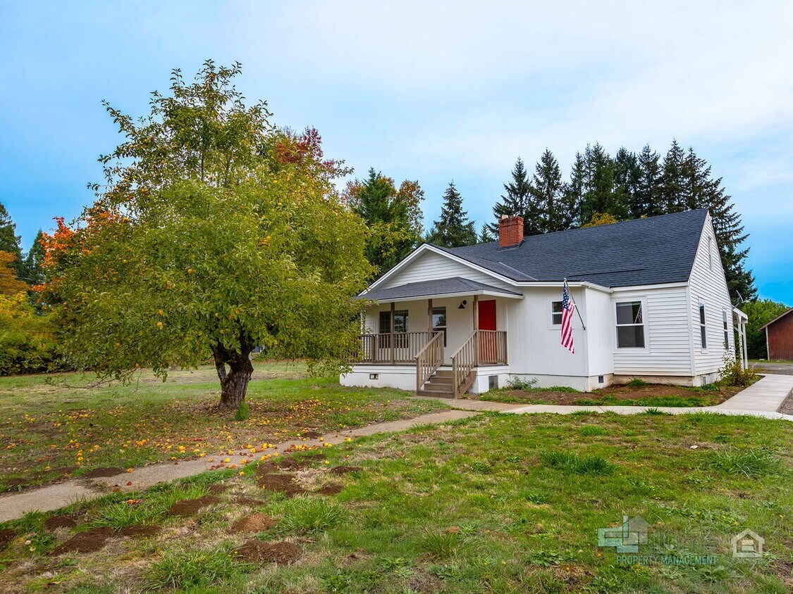 Primary Photo - Beautifully Renovated furnished 3-Bedroom ...