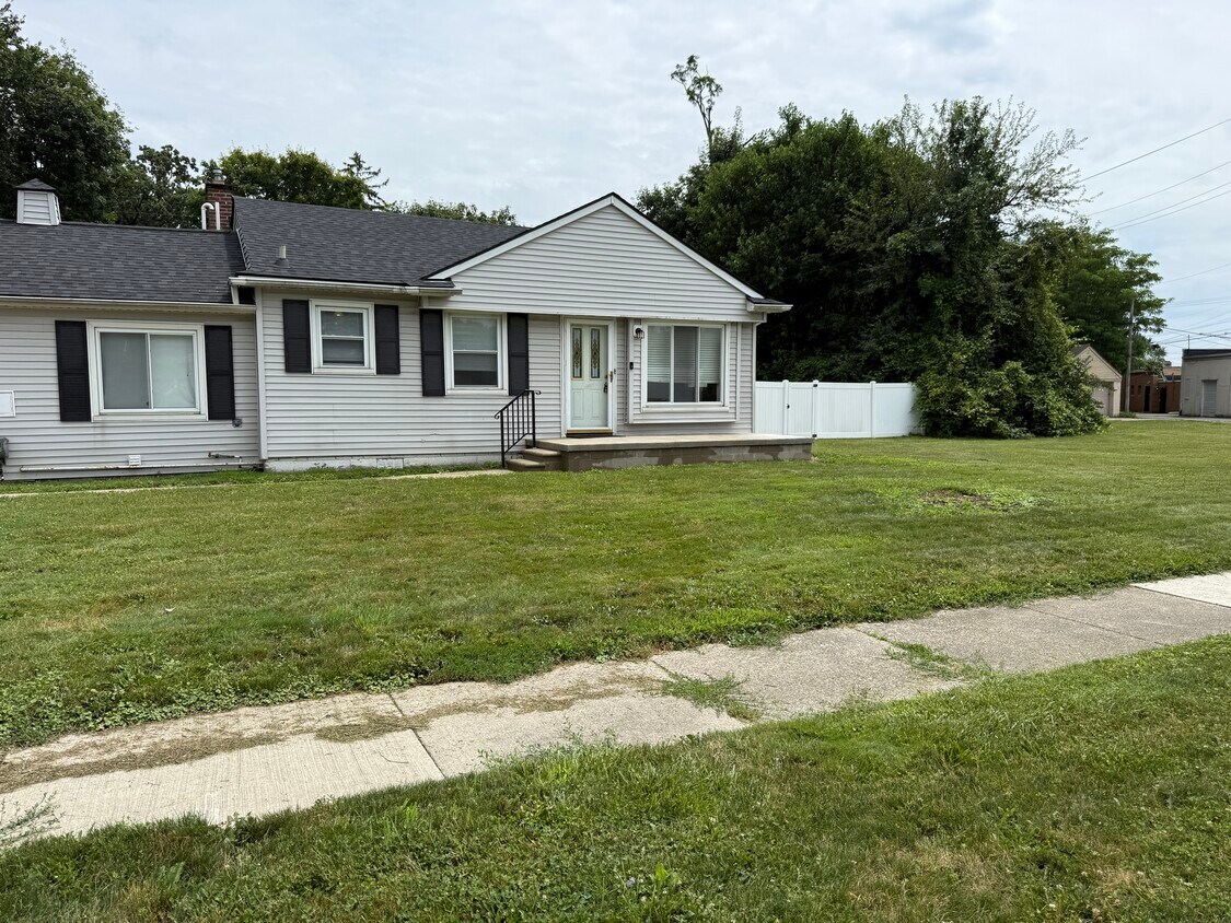 Foto principal - 22420 Lilac St