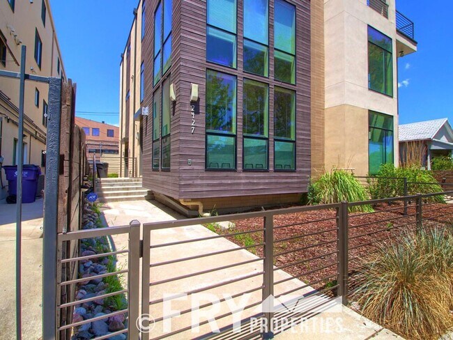 Foto del edificio - Spacious Duplex in the Heart of Downtown