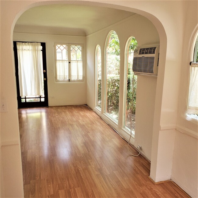 livingroom - 715 N Hayworth Ave