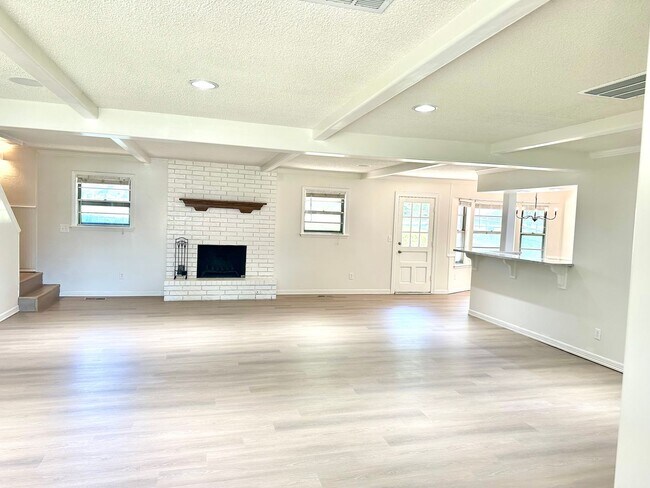 Building Photo - Completely Remodeled 3 Bed 2 Bath Home wit...
