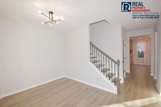 Foto del edificio - Beautiful 3 bedroom luxury townhome! Pool! Easy access to 1-24, washer/dryer included!