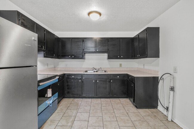 Building Photo - FIRST FULL MONTHS RENT FREE!! 2 Bedroom Duplex with Huge Back Yard!
