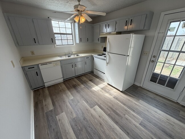 Building Photo - 2444 Fairbrook Dr