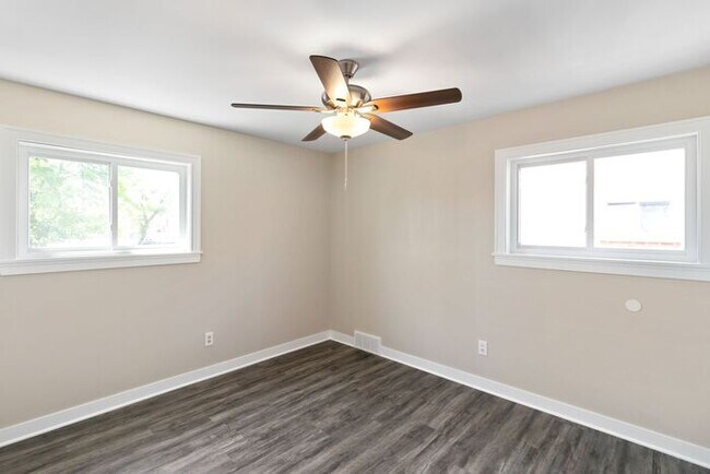 Foto del edificio - Spacious Remodeled Unit Accepting Section - Great Location!