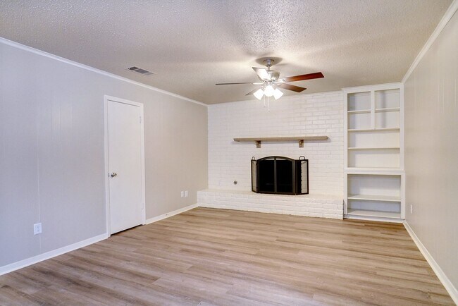 Foto del edificio - Gorgeous Two Bedroom, Two Bathroom Duplex ...