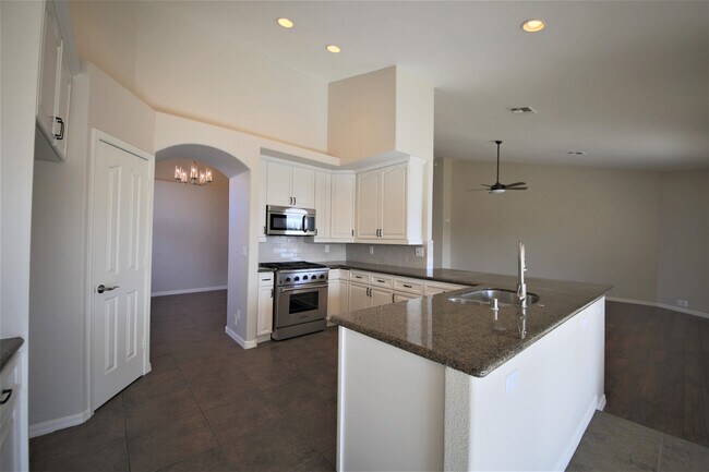 Foto del edificio - STUNNING single story home in serene gated...