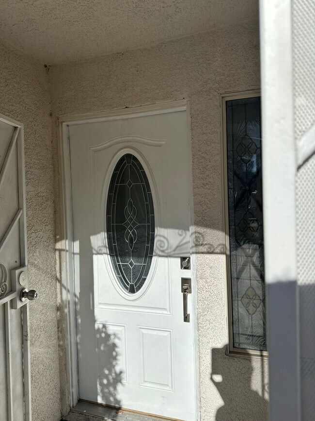 Foto del edificio - SE!!! 4 Bedrooms!! Master Downstairs!! No Carpet!! Synthetic Grass front and back!!