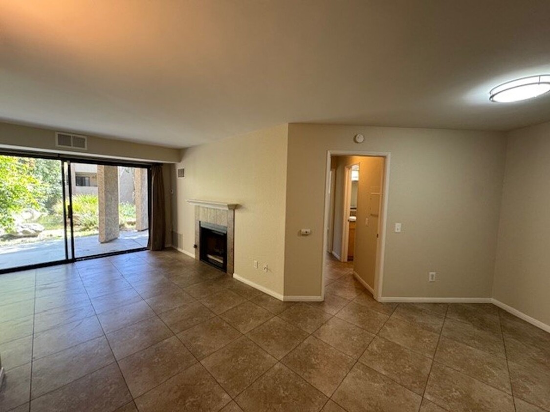 Foto principal - Spacious 2-Bedroom Condo with Rare 2-Car G...