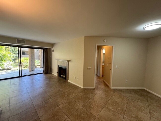 Foto del edificio - Spacious 2-Bedroom Condo with Rare 2-Car G...