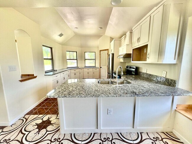 Building Photo - House For Lease In Manor