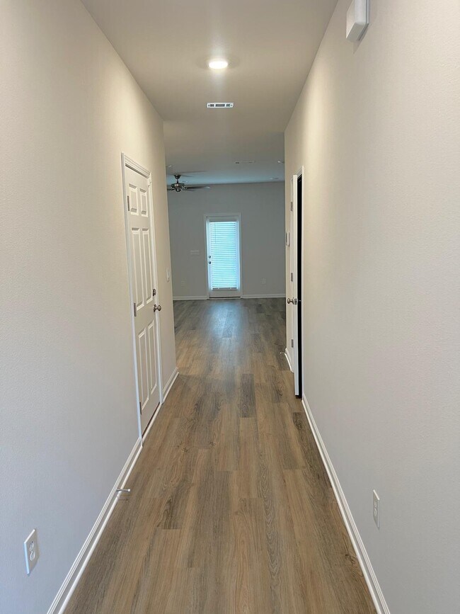 Building Photo - 1736 Jakes Dr