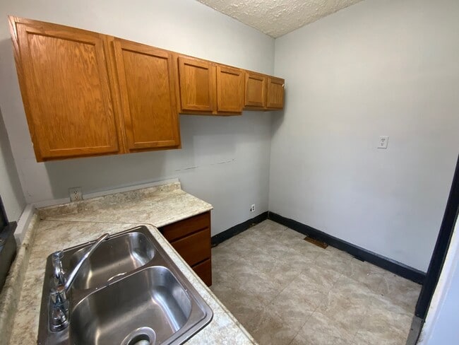 Building Photo - 515 Sheridan St