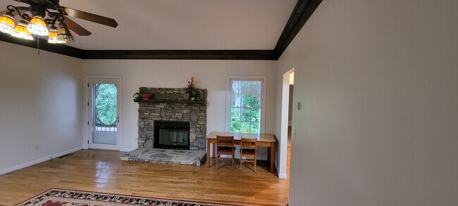 Foto del edificio - 690 Pinewood Dr