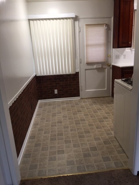 Dining area - 2607 N Lincoln St