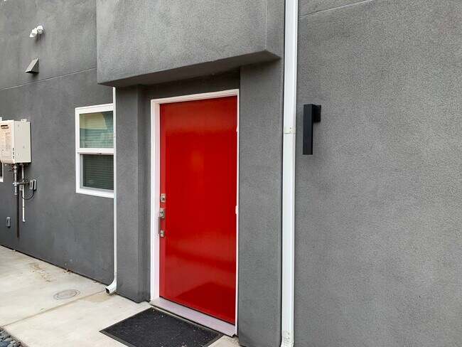 Completely private entrance - 24232 Burbank Blvd