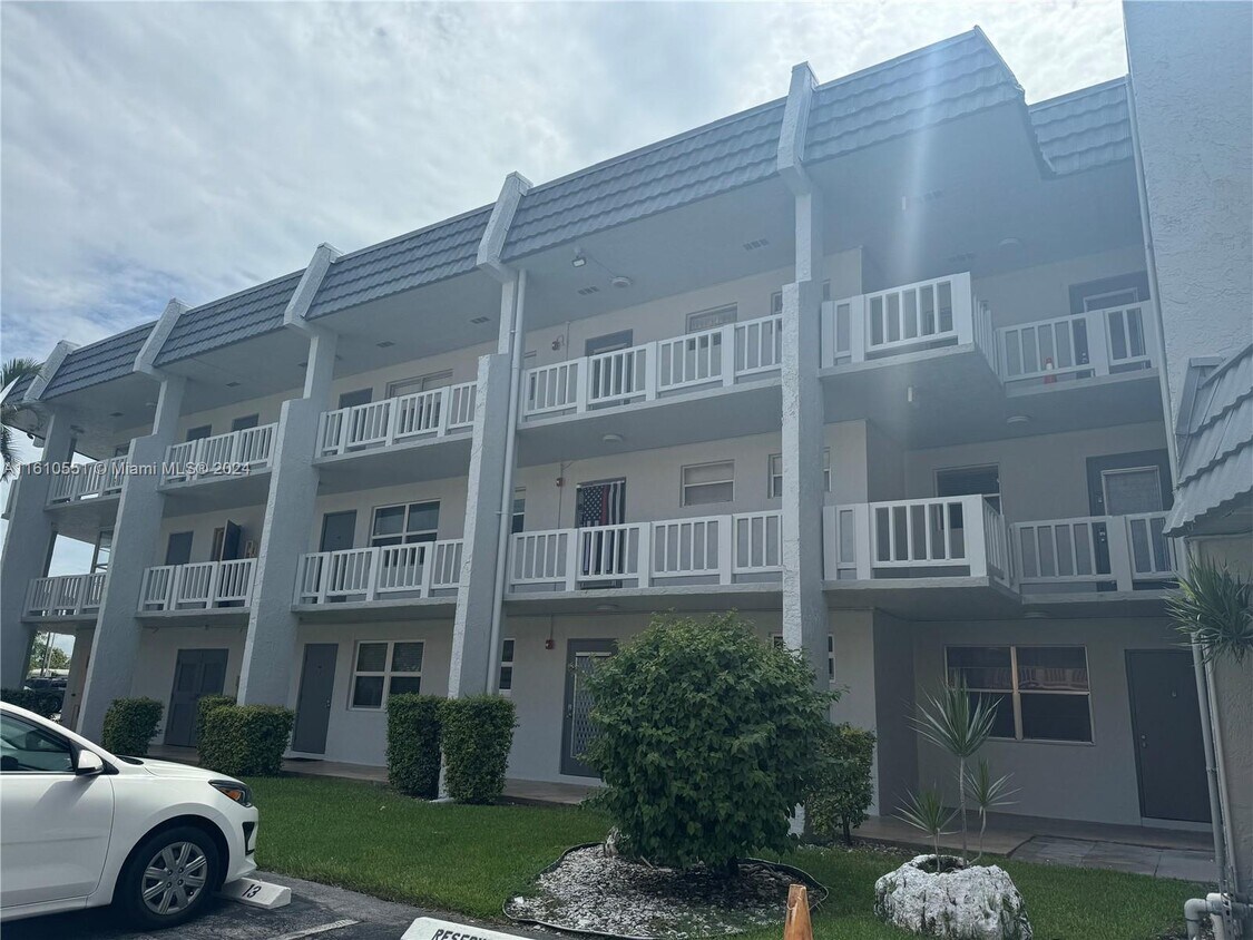 Foto del edificio - 6550 Royal Palm Blvd