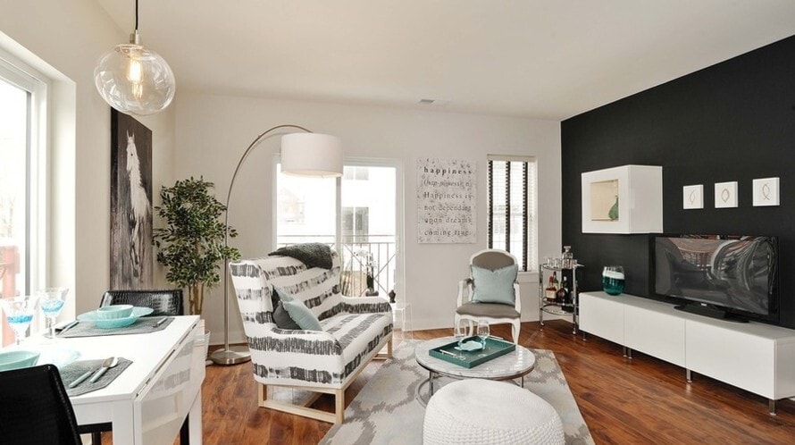 model 1 bed - 1807 Argyle W St