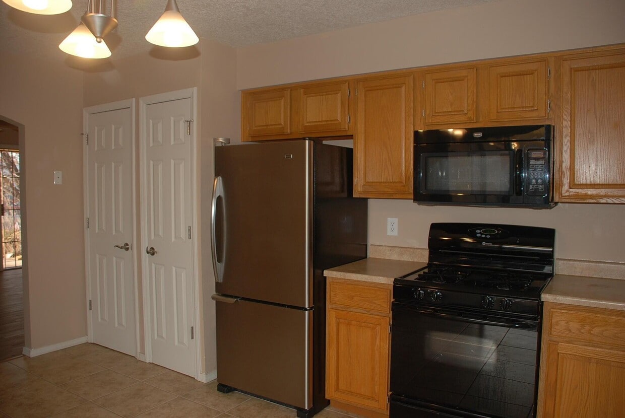 Building Photo - 902 Ladron Ave