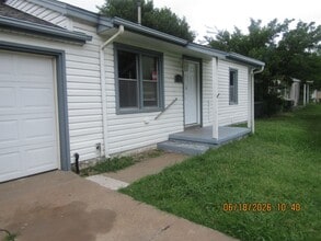 Building Photo - 1713 NW Ozmun Ave