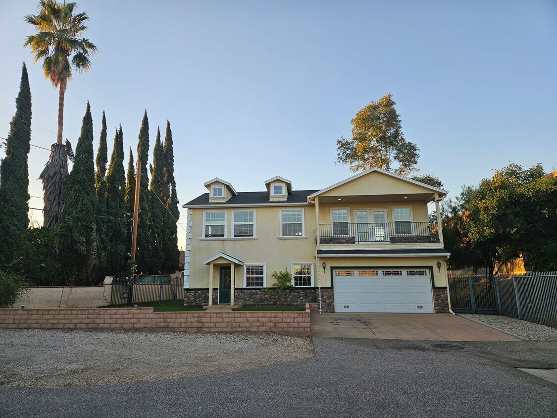 Primary Photo - Private 3-Bedroom House in the Heart of Bu...