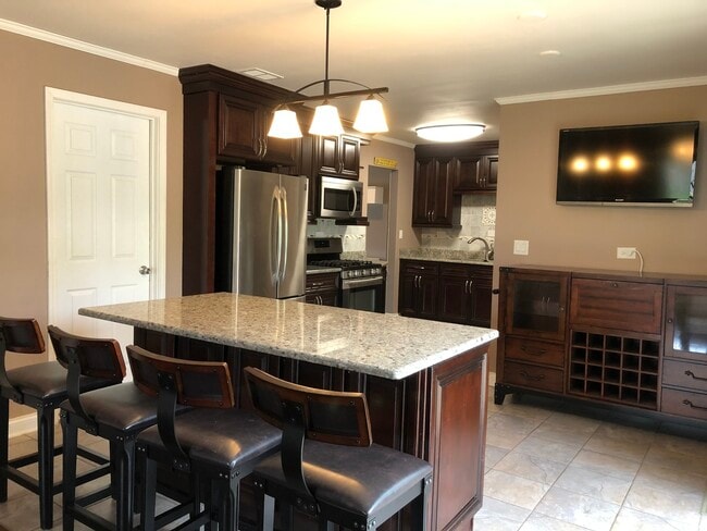 Building Photo - 1126 Parkview Dr