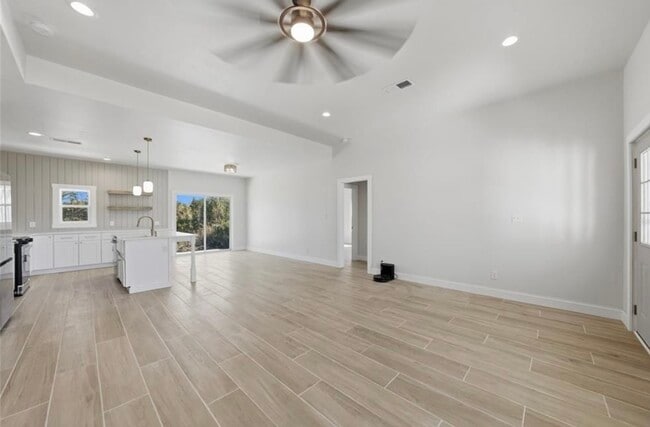 Building Photo - 3320 Palm Dr