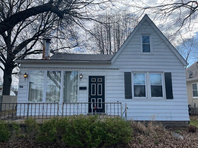 Building Photo - 5 Bedroom 3 Bath House in Roxana